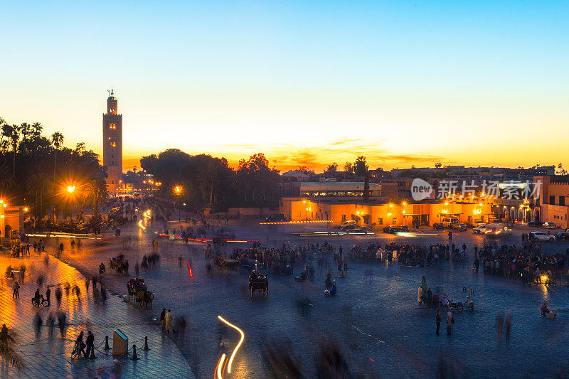 Djemaa el Fna广场和日落时的库图比亚清真寺